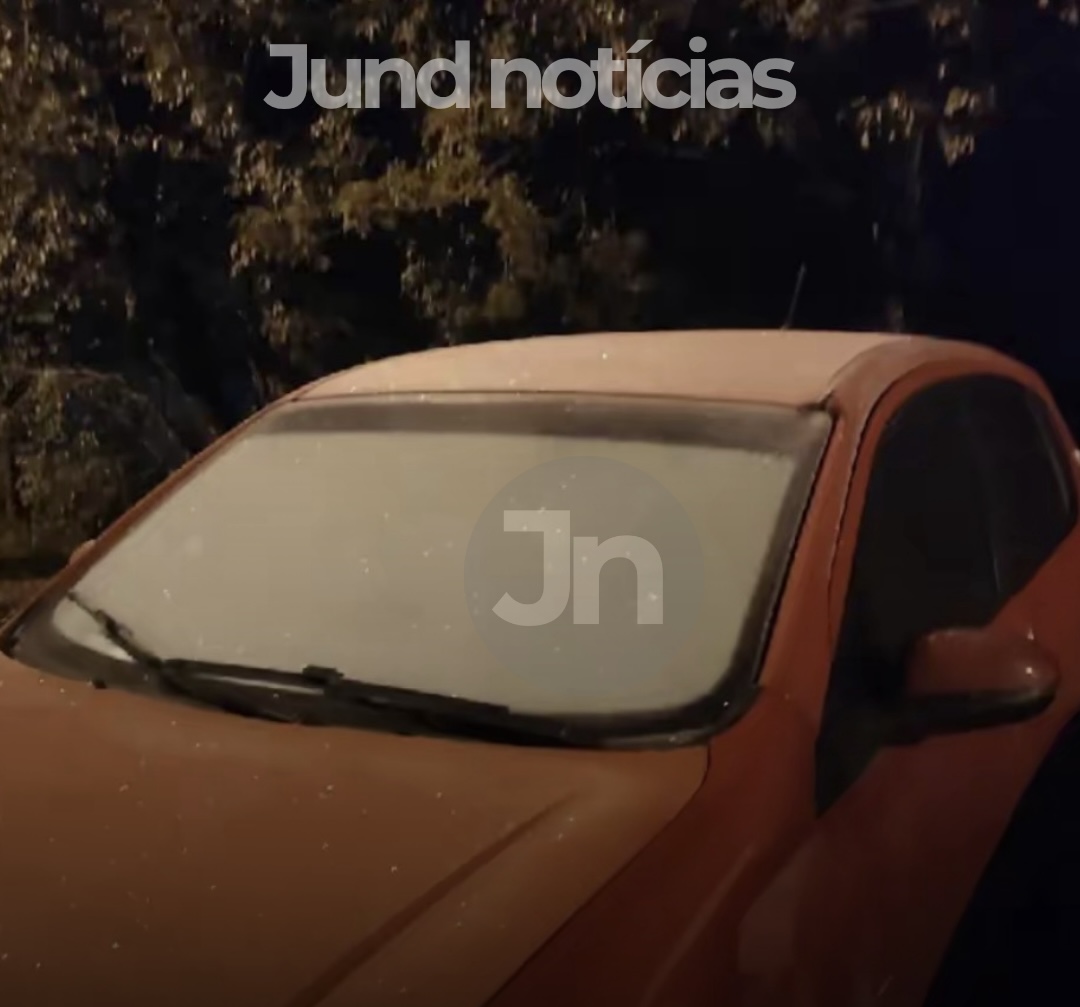 Frio intenso faz veículo amanhecer coberto por gelo no Caxambu